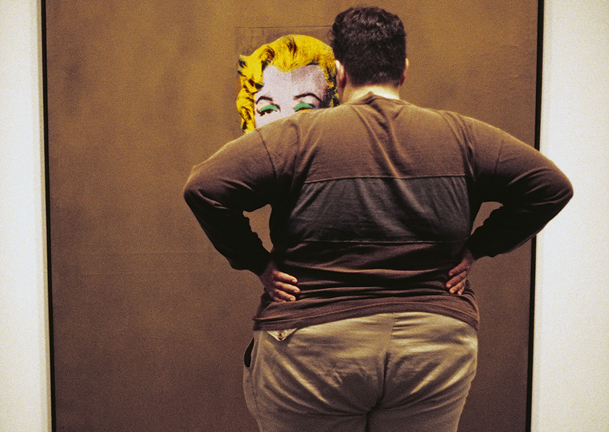 Foto: Man in front of Andy Warhol’s “Gold Marilyn”, New York City, USA 2005 © Thomas Hoepker/Magnum Photos