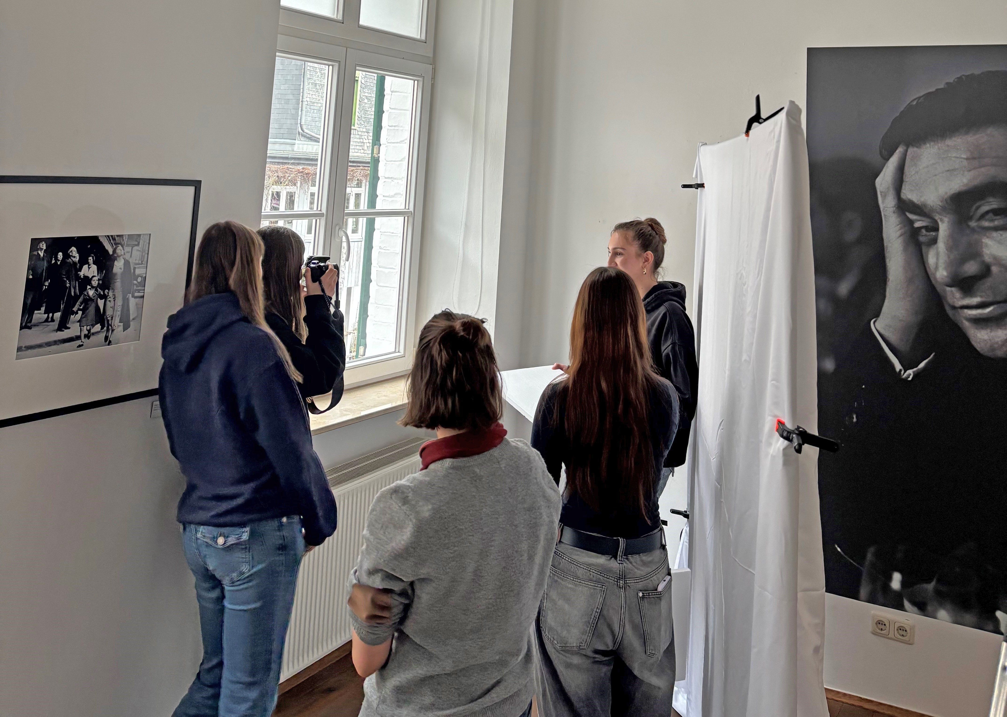 Die Kulturbotschafter_innen der 4. Aachener Gesamtschule haben das Fotografie-Forum und sich näher mit Porträtfotografie auseinandergesetzt.